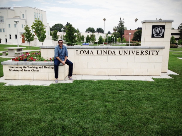 Sendo institucional na entrada da Universidade de Loma Linda